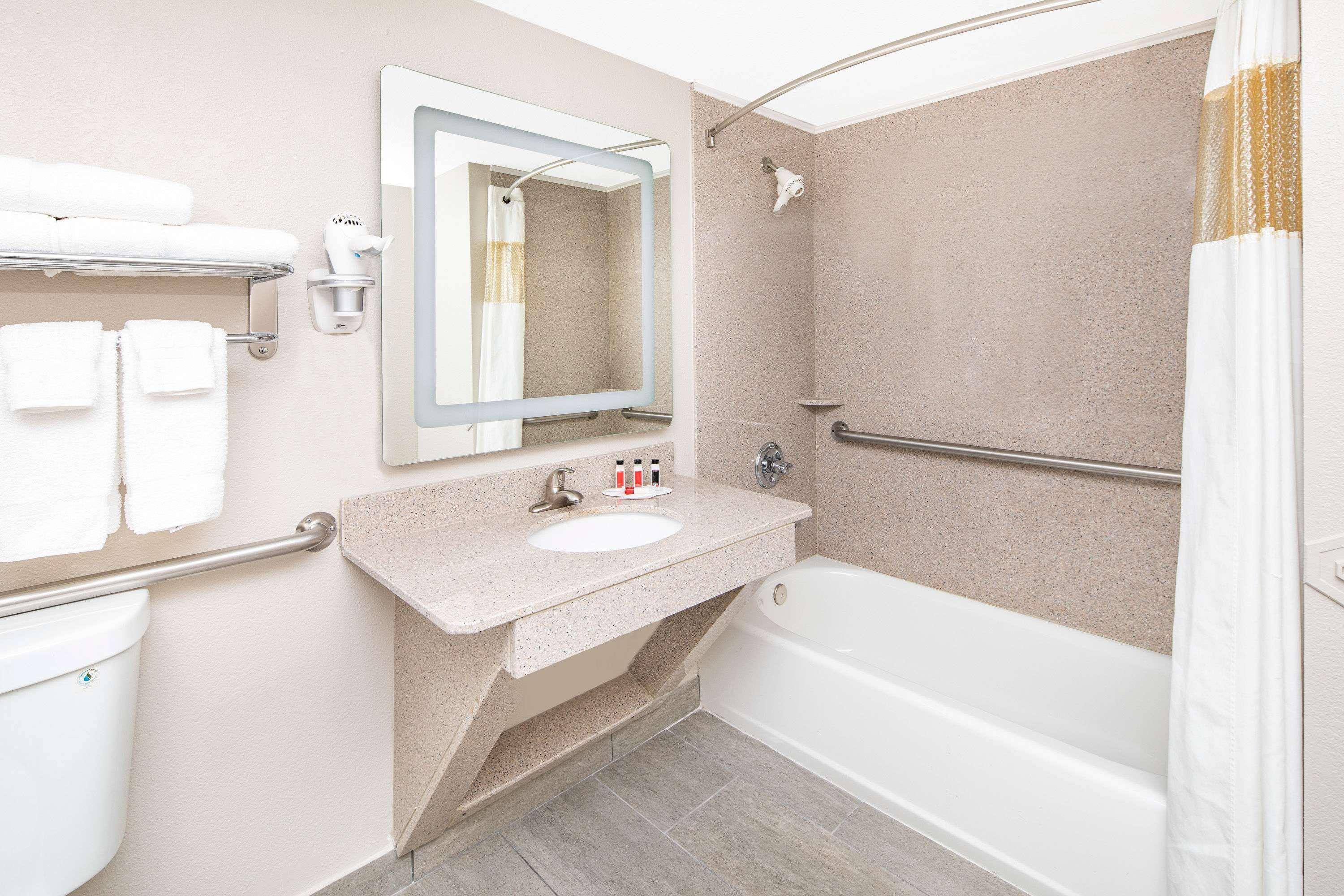 Отель Ramada By Wyndham Alpharetta Atlanta North Экстерьер фото